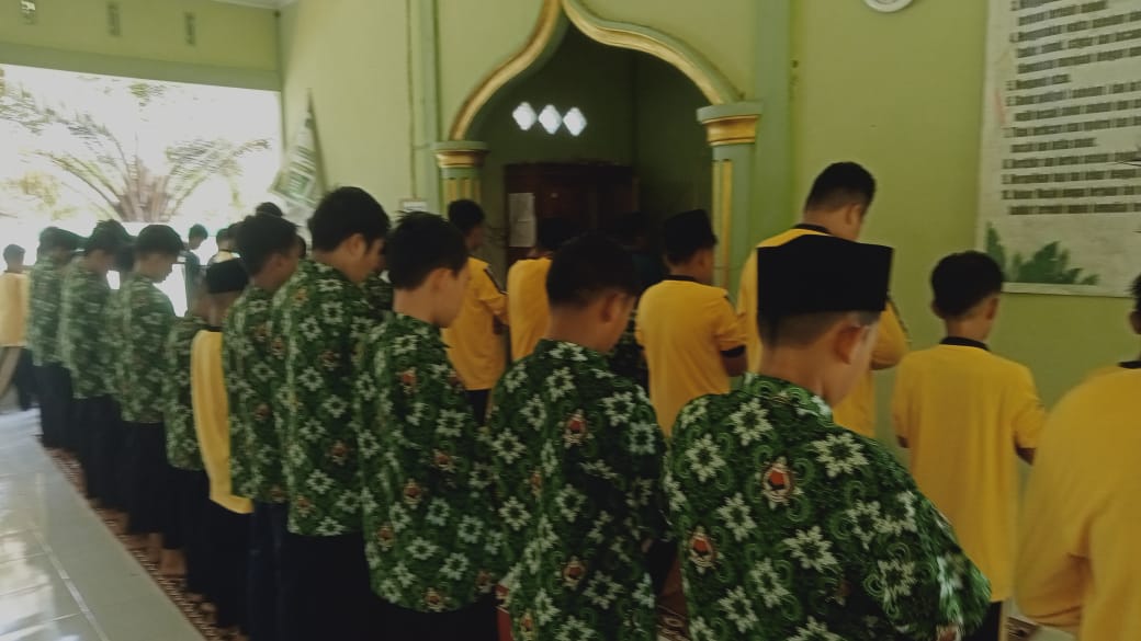 MTsN 7 Bungo Laksanakan Sholat Berjamaah dan Kultum Rutin untuk Bentuk Karakter Siswa