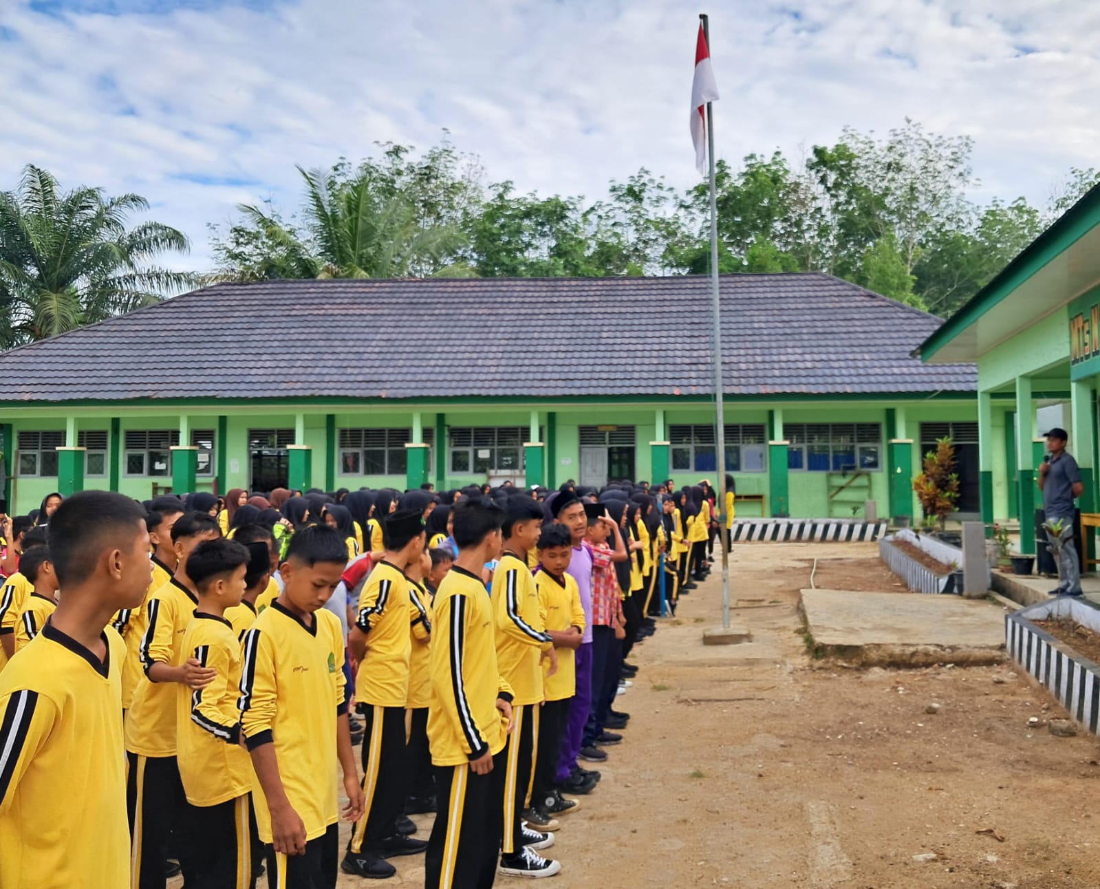 Kepala MTsN 7 Bungo Pimpin Apel Usai Senam Kebugaran Bersama, Bahas Penerimaan PIP dan Website Madrasah