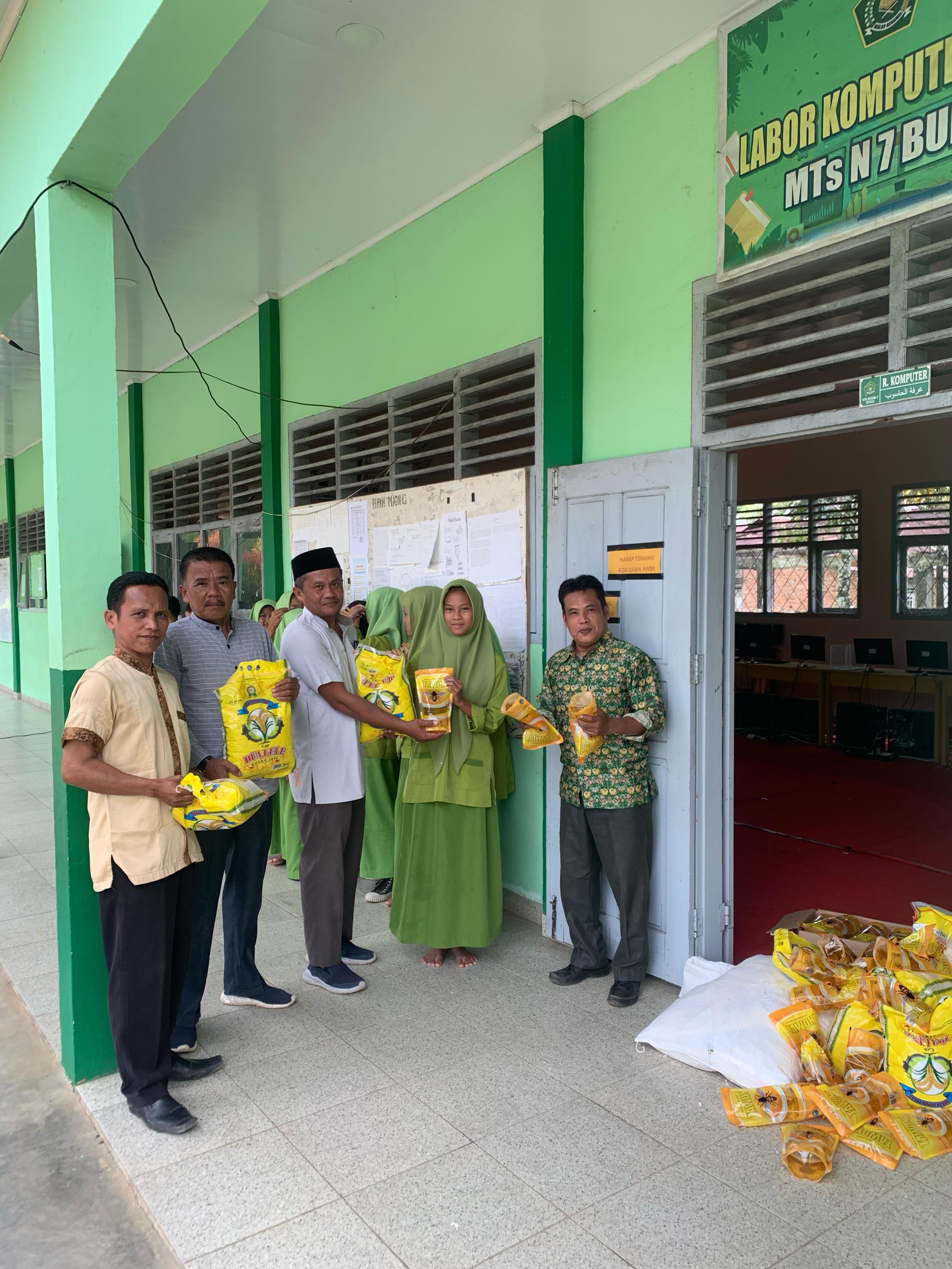 ASN MTs Negeri 7 Bungo Salurkan Zakat Profesi 