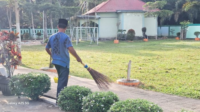 Libur Nyepi dan Idul Fitri, Kebersihan Madrasah Tetap Terjaga Berkat Dedikasi Tenaga Kebersihan