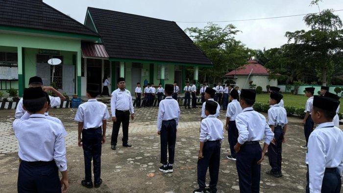 Razia Mendadak Usai Upacara, Guru BK MTsN 7 Bungo Perketat Disiplin dan Kerapian Siswa Razia Mendadak Usai Upacara, Guru BK MTsN 7 Bungo Perketat Disiplin dan Kerapian Siswa