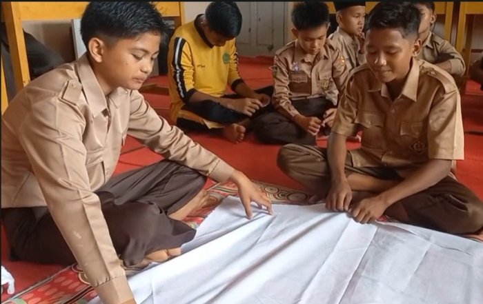 Wujudkan Pembelajaran Bermakna, Guru Fikih MTsN 7 Bungo Bimbing Siswa dalam Praktek Penyelenggaraan Jenazah