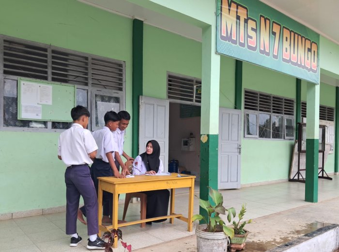 Menjaga Disiplin, Membangun Ketertiban: Peran Strategis Guru Piket di MTsN 7 Bungo