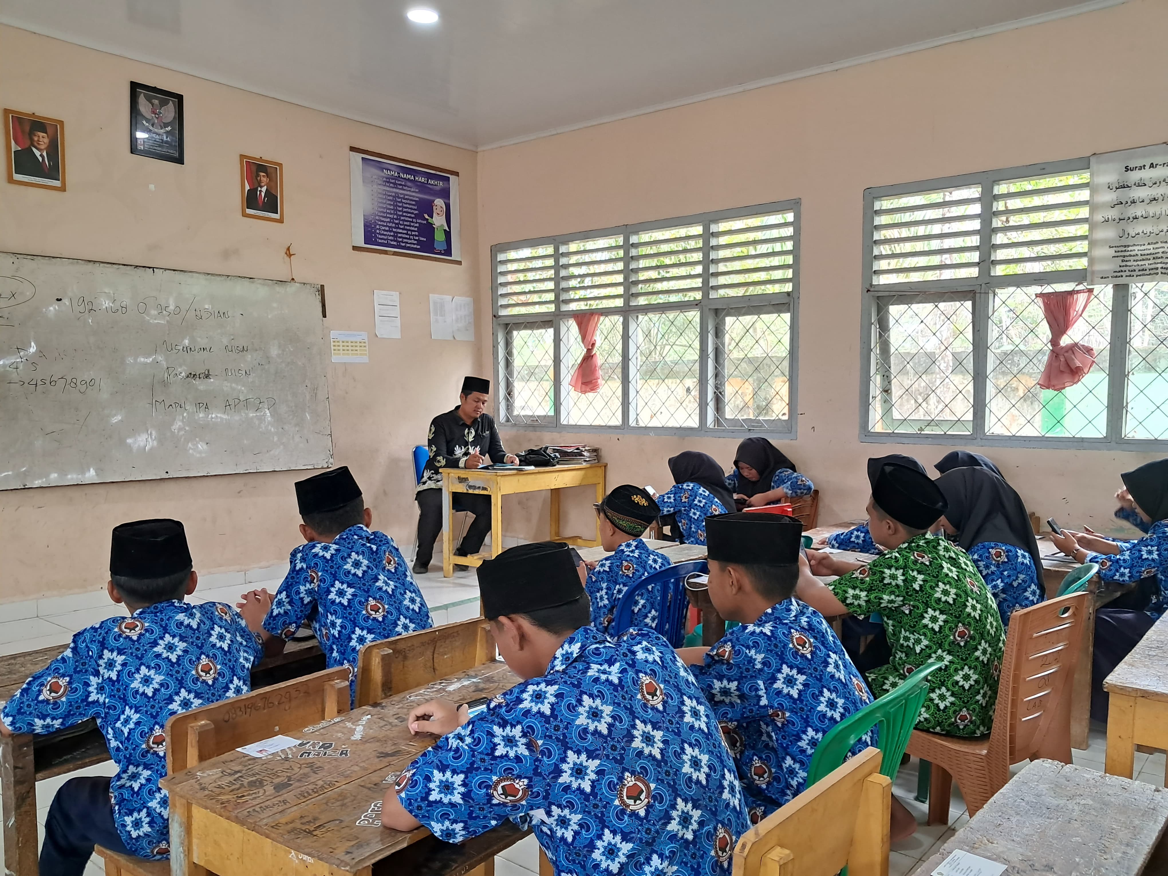 Pelaksanaan Ujian Madrasah Berbasis Android di MTs Negeri 7 Bungo Memasuki Hari Keempat