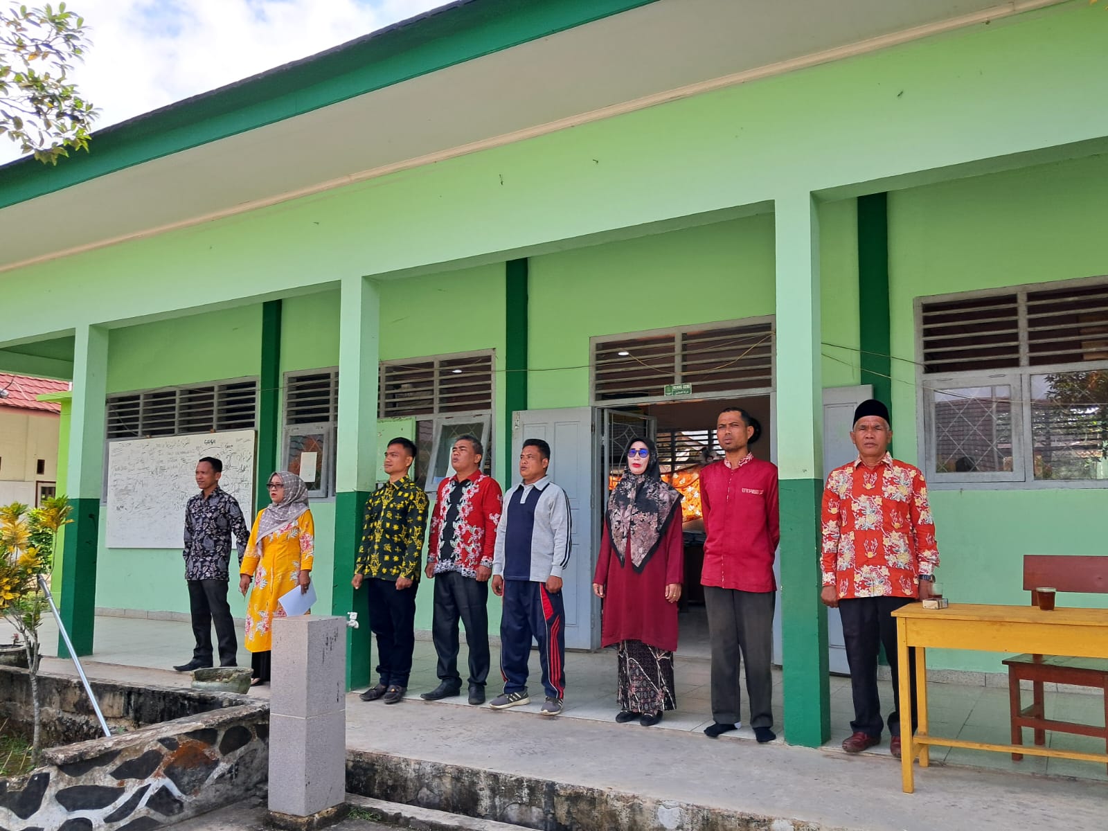 Hentikan Aktifitas Sejenak, Civitas Akademika MTs Negeri 7 Bungo Nyanyikan Lagu Indonesia Raya