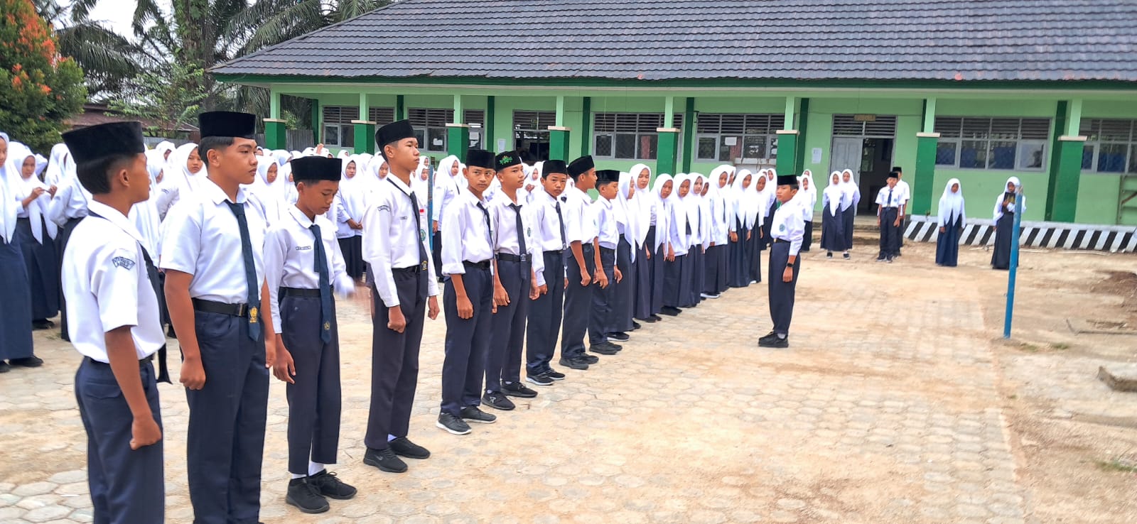 MTsN 7 Bungo Gelar Upacara Bendera: Pembina Tekankan Pentingnya Disiplin dan Saling Menghormati