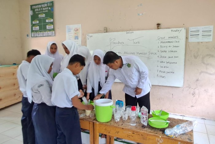 Siswa Kelas IX D MTsN 7 Bungo Praktik Pembelajaran Bahasa Inggris dengan Materi Procedure Text