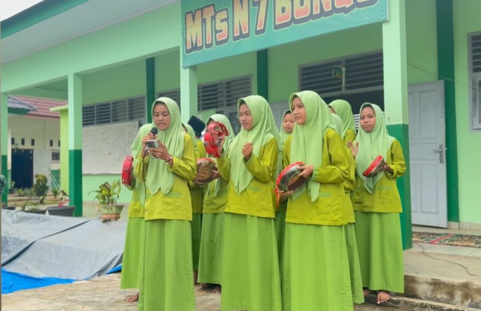 Syiar Lewat Irama: Kasidah Rebana IX A Hidupkan Suasana Yasinan di MTsN 7 Bungo