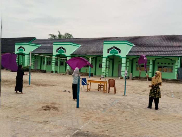 Usai Ikuti Sosialisasi Alef, Ibu Zaleha, S.Ag Langsung Dampingi Siswa Latihan Minat Bakat