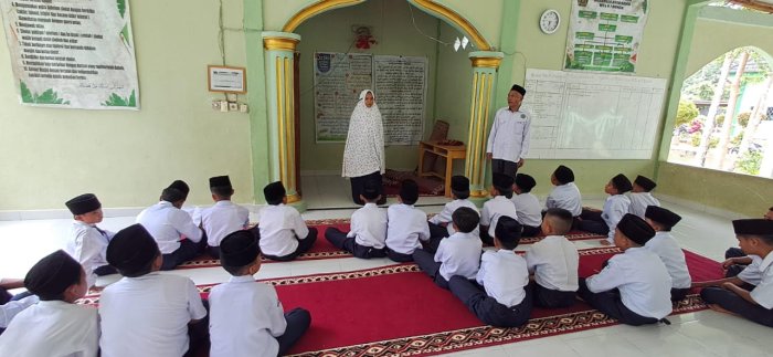 Siswa MTsN 7 Bungo Laksanakan Shalat Dzuhur Berjamaah, Tanamkan Kedisiplinan dan Nilai Spiritual