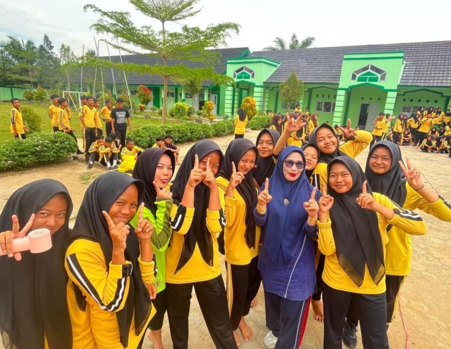 Semarak HUT ke-80 RI di MTsN 7 Bungo, Antusias Guru dan Wali Kelas Tambah Meriahkan Perlombaan