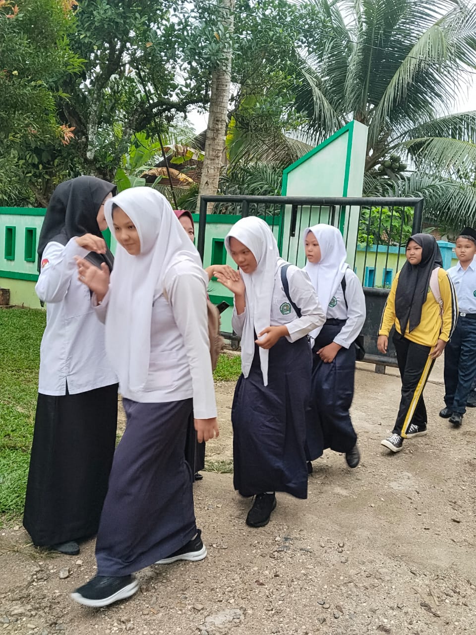 MTs Negeri 7 Bungo Sambut Siswa di Pagi Hari dengan 3S: Senyum, Sapa, Salam