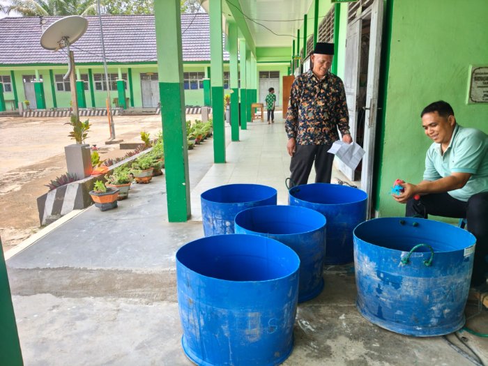 Peduli Lingkungan, MTsN 7 Bungo Hadirkan Tong Sampah Baru demi Wujudkan Madrasah Bersih dan Sehat