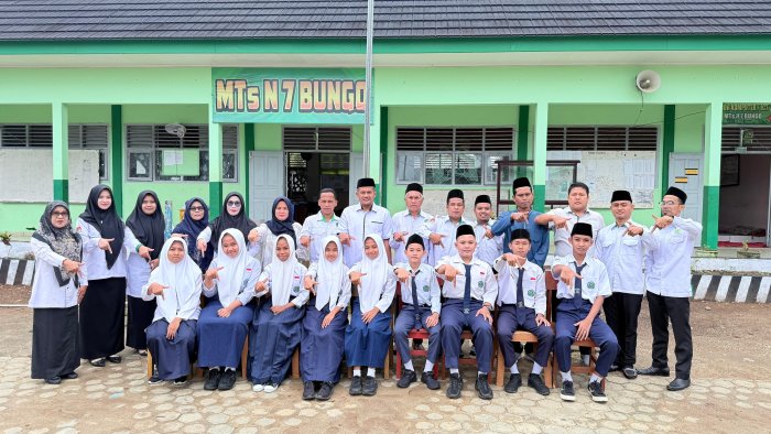 Keluarga Besar MTsN 7 Bungo Dukung Ananda Rizky Fahrur Reza dalam Ajang OMI 2025