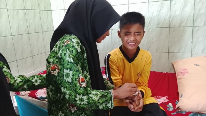 Tim PMR Madya MTsN 7 Bungo Tanggap Tangani Cidera Siswa Saat Kegiatan Olahraga