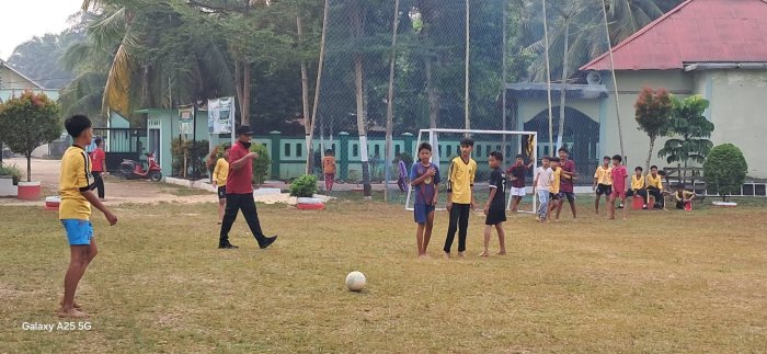 Liga Madrasah MTsN 7 Bungo Resmi Bergulir, Kepala Madrasah Turun Langsung Pimpin Pertandingan sebagai Wasit