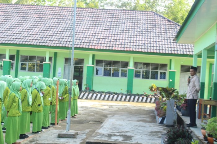 Hari Kelima Ujian Madrasah, Kepala MTsN 7 Bungo Beri Motivasi: Jaga Disiplin Hingga Akhir