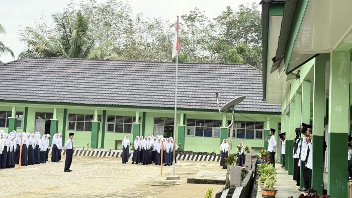 Upacara Bendera MTsN 7 Bungo Berlangsung Khidmat, OSIM Tampil Disiplin dan Penuh Percaya Diri