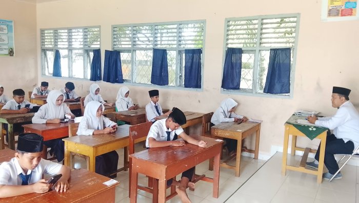 Hari Pertama Ujian Madrasah Berbasis Digital di MTsN 7 Bungo Berjalan Lancar, Disiplin dan Minim Kendala