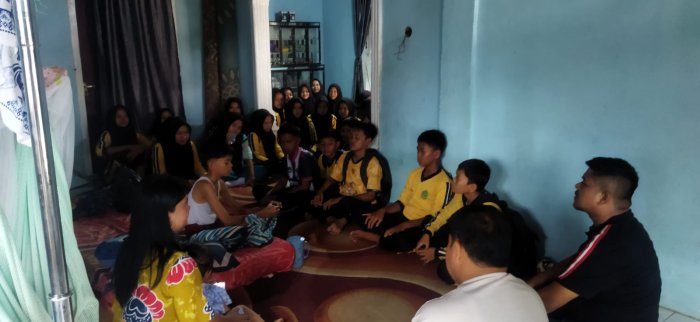 Wali Kelas dan Guru BK MTsN 7 Bungo Lakukan Kunjungan Rumah sebagai Bentuk Kepedulian kepada Siswa Sakit