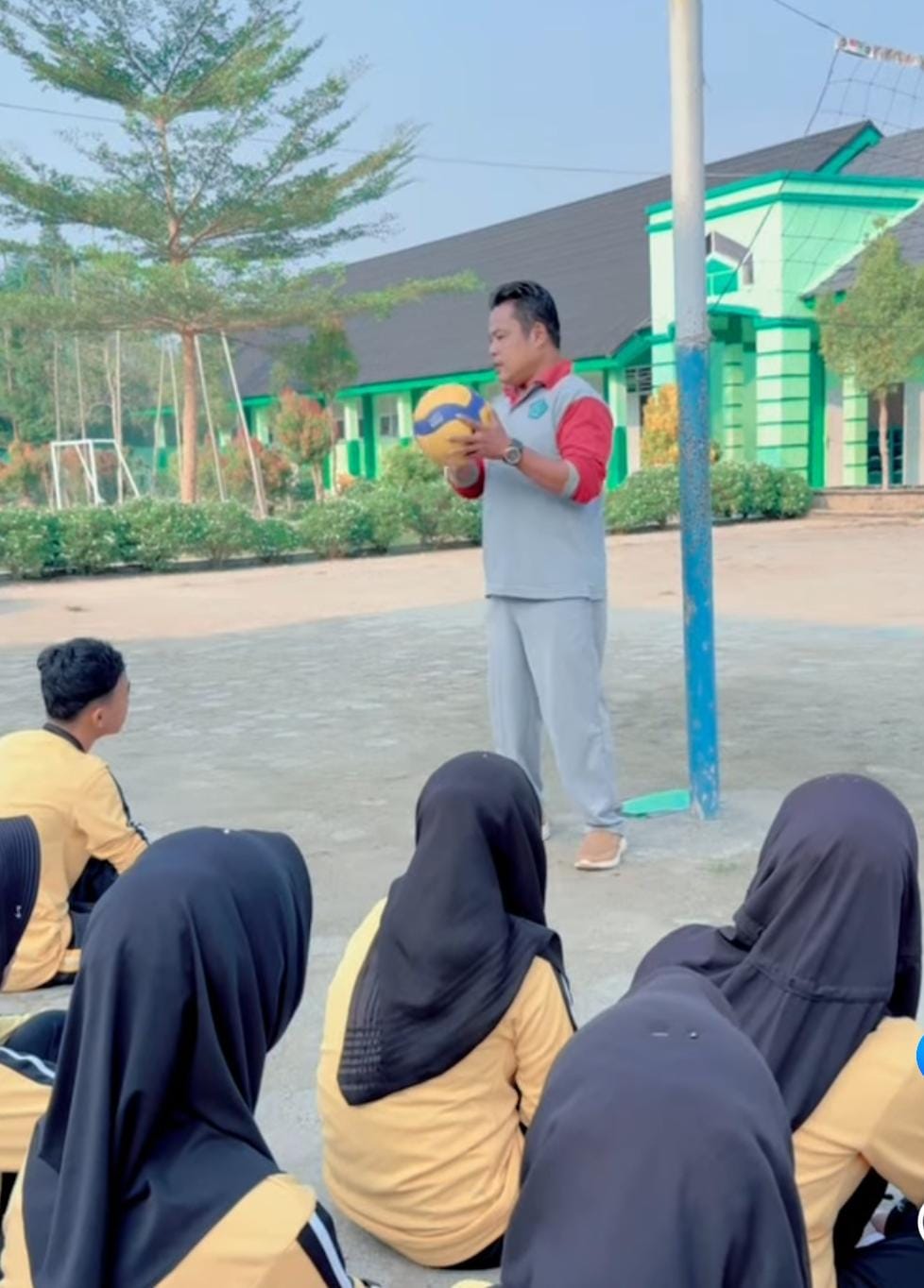 Siswa Kelas VIII B MTsN 7 Bungo Antusias Ikuti Praktik Teknik Dasar Bola Voli pada Pelajaran PJOK