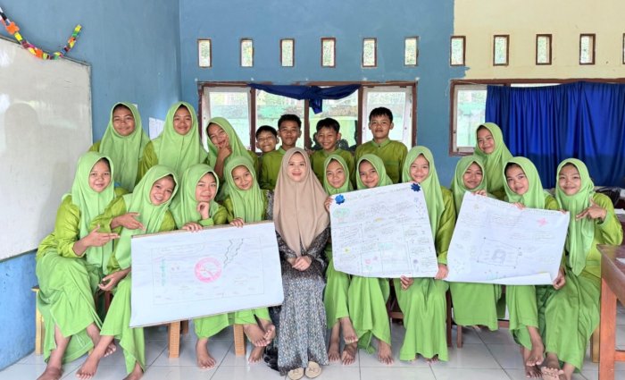 Siswa Kelas VIII C MTsN 7 Bungo Asah Kreativitas Melalui Kegiatan Membuat Poster