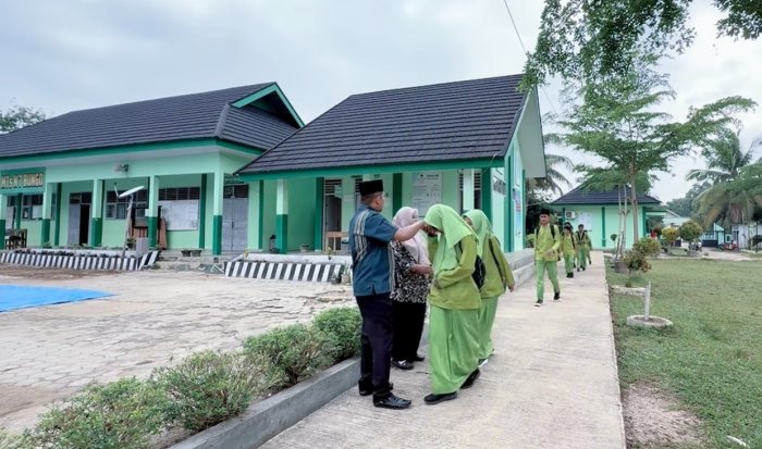 Pagi yang Indah di Madrasah Tercinta: Senyum, Sapa, dan Salam Hangat Warnai Suasana MTsN 7 Bungo