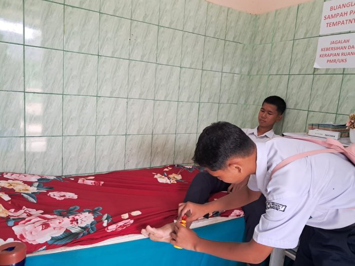 Aksi Sigap Anggota PMR MTsN 7 Bungo: Tunjukkan Kepedulian dan Kesiapsiagaan Tangani Teman yang Sakit
