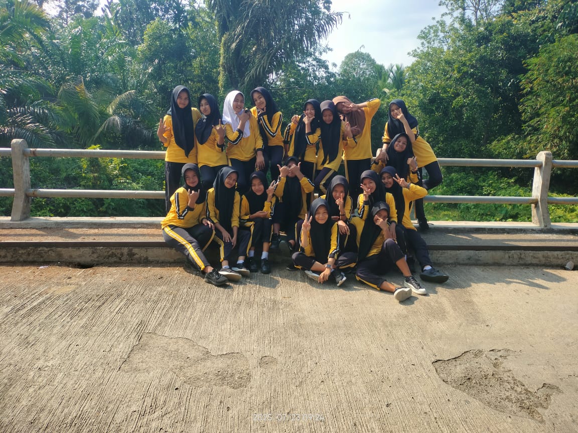 Pupuk Semangat Hidup Sehat, Siswa Kelas IX D MTsN 7 Bungo Gelar Jalan Sehat