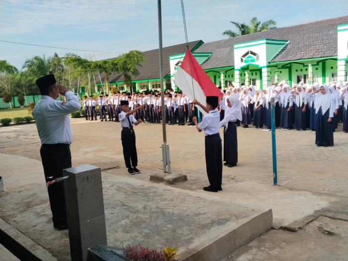 Kelas VII C Sukses Menjadi Petugas Upacara Hari Senin dan Raih Apresiasi dari Pembina Upacara