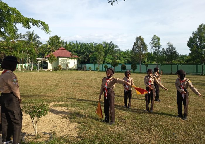 Gerakan Pramuka MTsN 7 Bungo Gelar Latihan Semaphore, Tingkatkan Keterampilan Komunikasi Anggota Pramuka