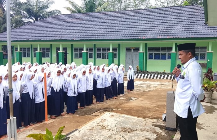 Kamad MTsN 7 Bungo Tekankan Syukur dan Kepedulian Lingkungan dalam Pelaksanaan MBG