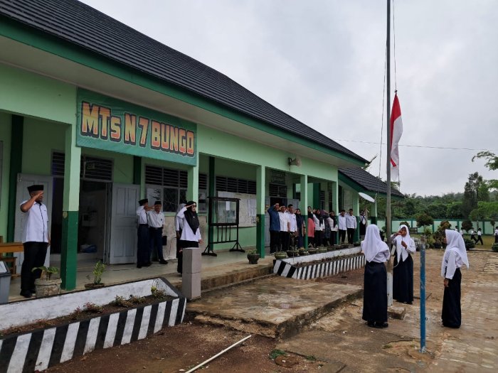 Ibu Zaleha, S.Ag Tekankan Pentingnya Disiplin dalam Upacara Bendera di MTs Negeri 7 Bungo