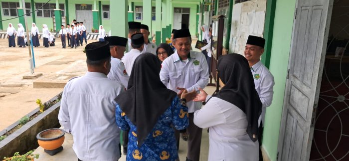 MTsN 7 Bungo Lestarikan Tradisi Salam-Salaman Usai Upacara Bendera Setiap Senin
