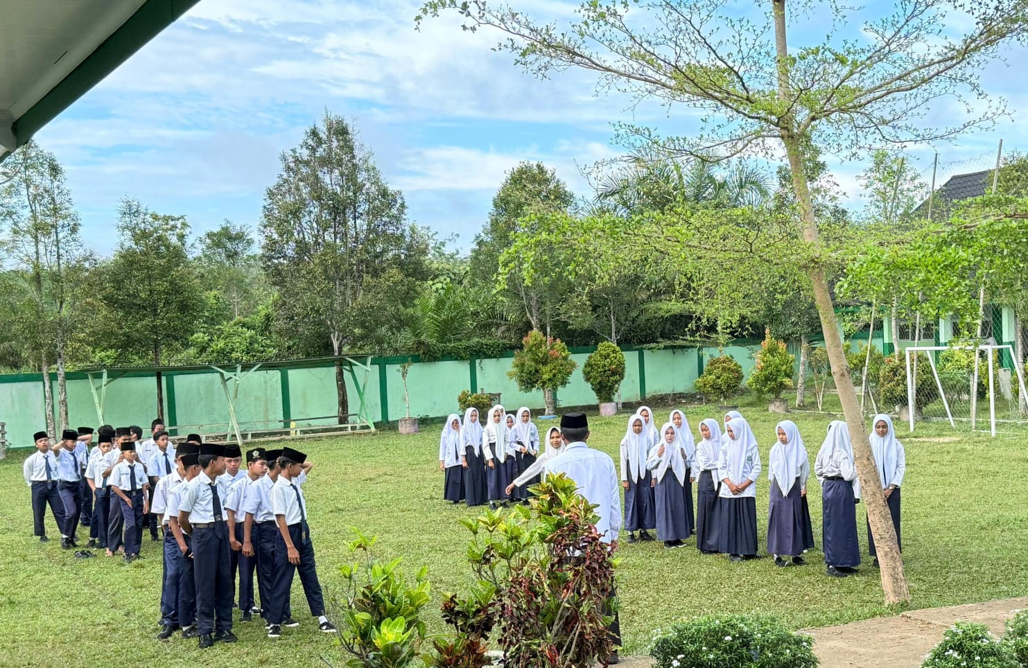 Tegakkan Disiplin, MTsN 7 Bungo Gelar Razia Atribut dan Kebersihan Siswa