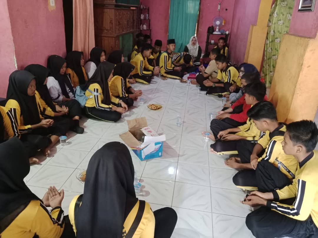 Guru dan Siswa MTs Negeri 7 Bungo Tunjukan Rasa Kepedulian dengan Kunjungan ke Rumah Siswa yang Sedang Sakit