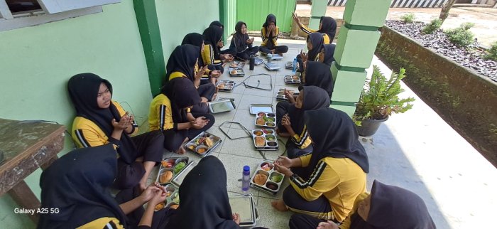 Hangatkan Kebersamaan, Program MBG di MTsN 7 Bungo Hadirkan Momen Makan Sehat Penuh Keceriaan
