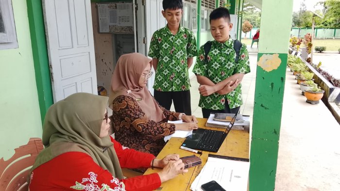 Sigap dan Humanis, Guru Piket MTsN 7 Bungo Pastikan Disiplin dan Kenyamanan Pembelajaran