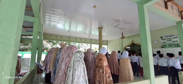 MTsN 7 Bungo Kembali Biasakan Salat Zuhur Berjamaah, Perkuat Karakter dan Keterampilan Keagamaan Murid MTsN 7 Bungo Kembali Biasakan Salat Zuhur Berjamaah, Perkuat Karakter dan Keterampilan Keagamaan Murid