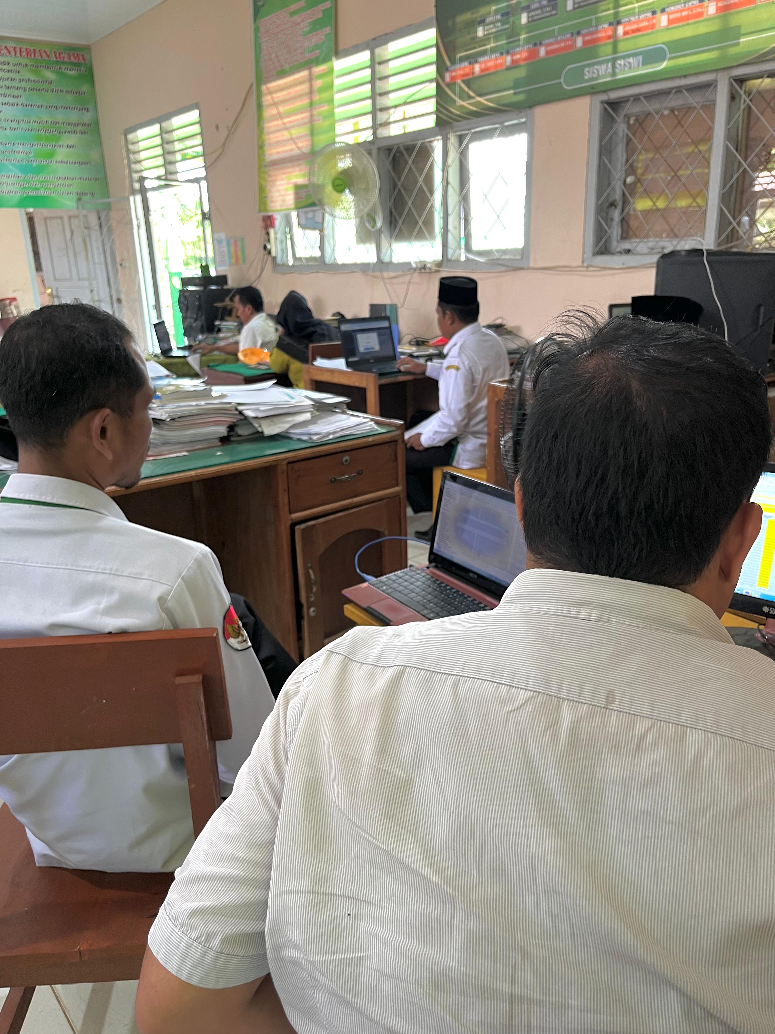 11 GTK MTsN 7 Bungo Ajukan Perubahan Status dari Non-ASN Menjadi PPPK di Akun EMIS GTK