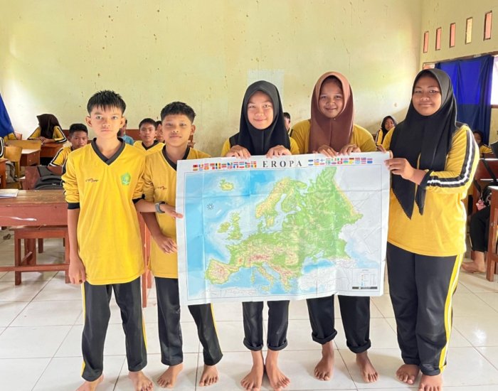 Siswa Kelas VII C MTsN 7 Bungo Praktik Menentukan Garis Lintang dan Bujur pada Peta