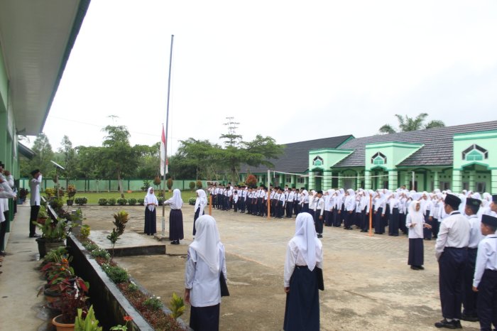 MTsNegeri 7 Bungo Gelar Upacara Bendera, Hujan Tak Surutkan Semangat