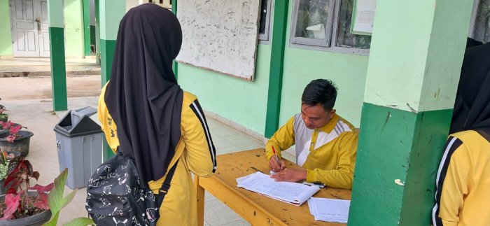 Guru Piket MTsN 7 Bungo Peduli Kesehatan Siswa, Beri Izin Pulang Siswa yang Sakit