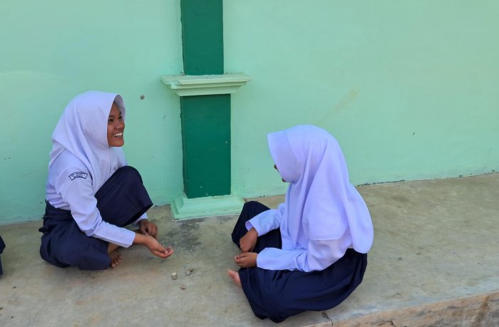 Keceriaan Jam Istirahat di MTsN 7 Bungo: Siswi Mainkan Permainan Tradisional Tangkap Batu