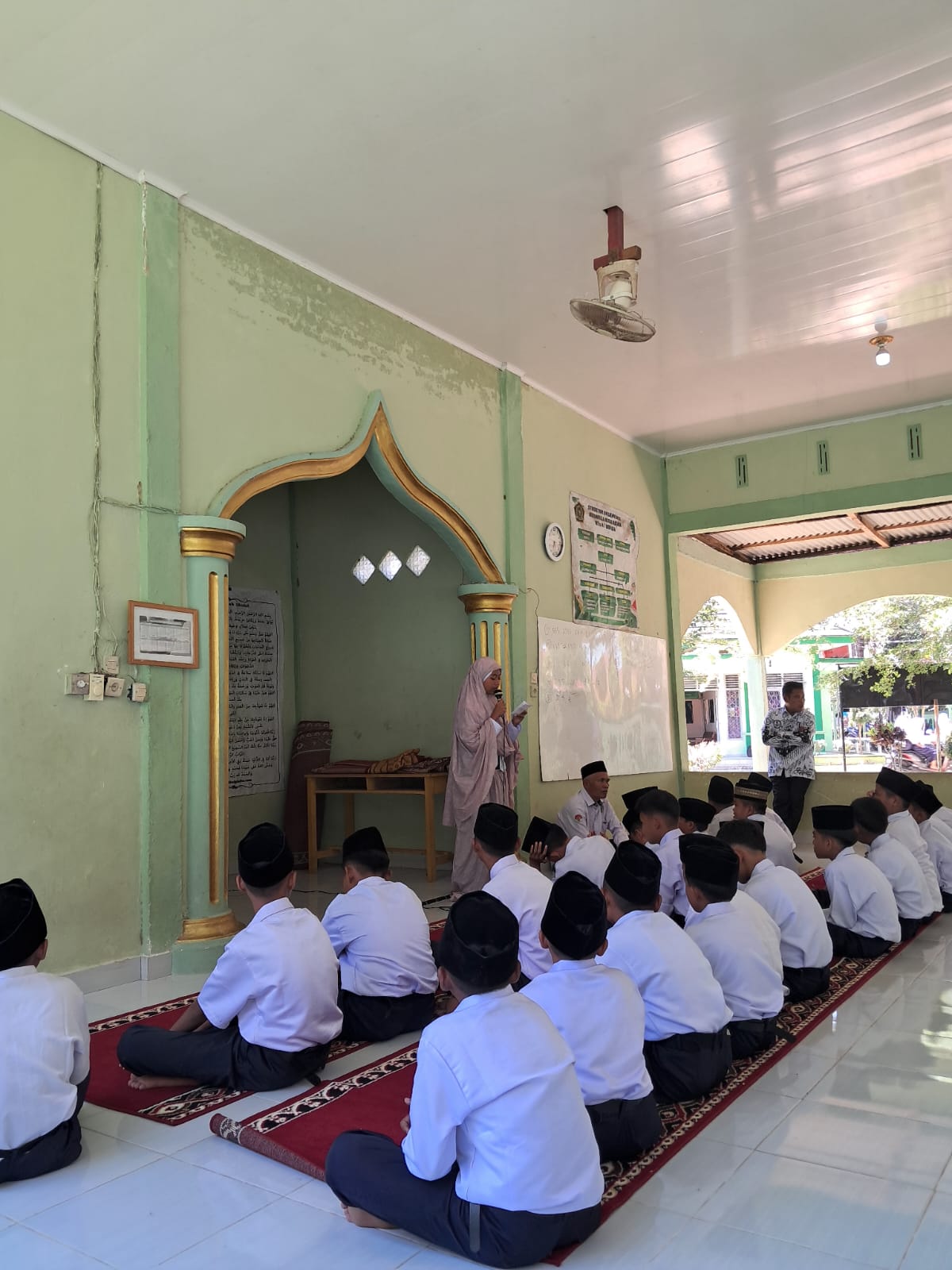 Siswa Kelas VII MTsN 7 Bungo Laksanakan Salat Zuhur Berjamaah di Musholla Madrasah