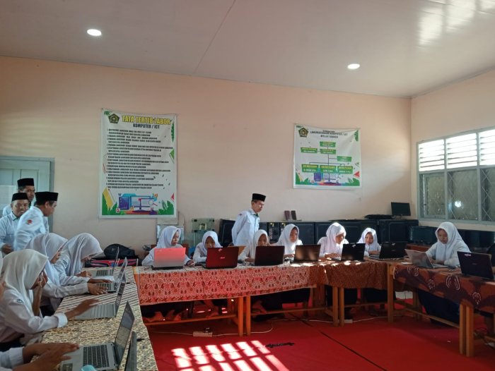 Hari Kedua ANBK di MTsN 7 Bungo Semakin Istimewa, Kepala Kemenag Kabupaten Bungo Lakukan Kunjungan