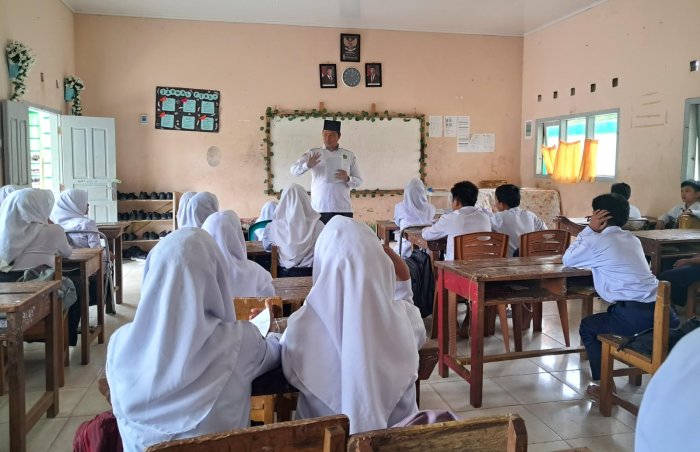 Bapak Muhammad Nur Laksanakan Kegiatan Pengayaan Tahfiz Usai PTS di Kelas VIII A MTsN 7 Bungo