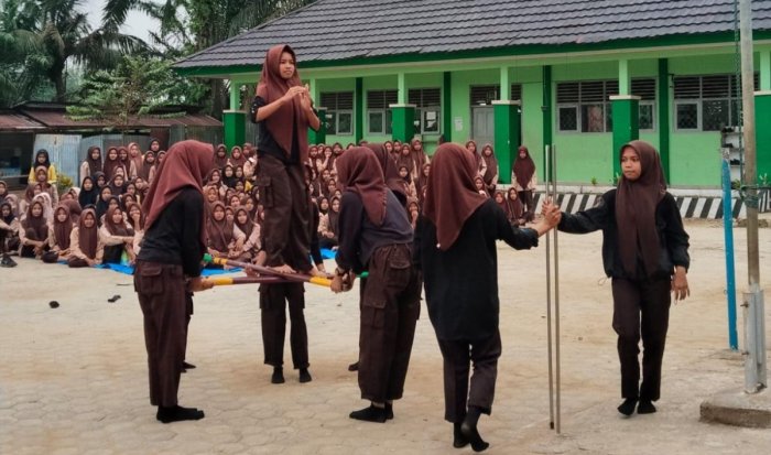 Penampilan Kelas IX A Sukses Meriahkan Ajang Minat dan Bakat MTsN 7 Bungo