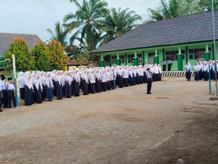 MTsN 7 Bungo Gelar Upacara Bendera, Wakil Kepala Madrasah Tekankan Tiga Kunci Sukses