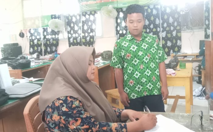 Wali Kelas MTsN 7 Bungo Tunjukkan Kepedulian terhadap Kedisiplinan Ibadah Siswa